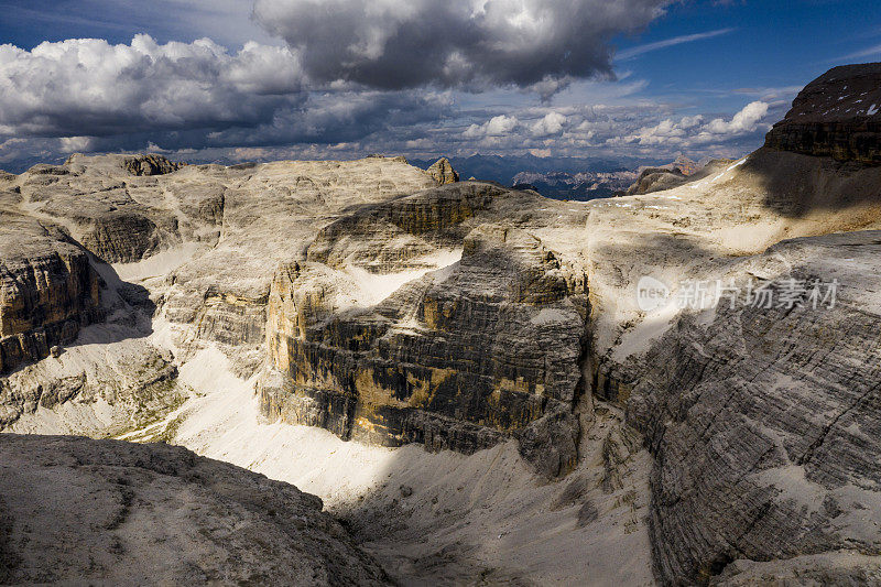 在Piz Boe之上，SAS Pordoi高山，Dolomites，意大利泰洛阿尔卑斯山